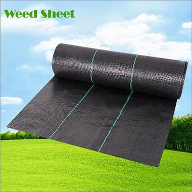 Черный пластиковый барьер от сорняков